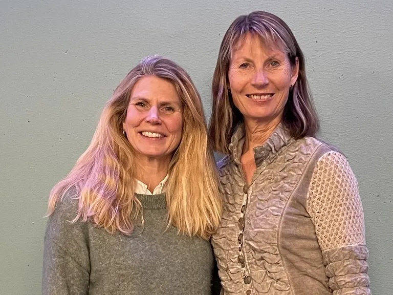 Ingeborg H. Brækken og Kari Bø smiler.