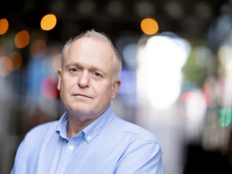 Stig Fløisand i blå skjorte utendørs